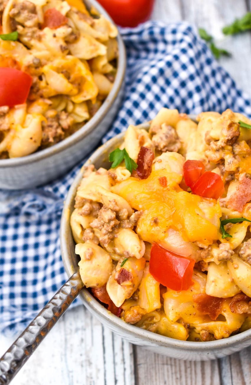 bacon cheeseburger mac and cheese in two small gray bowls