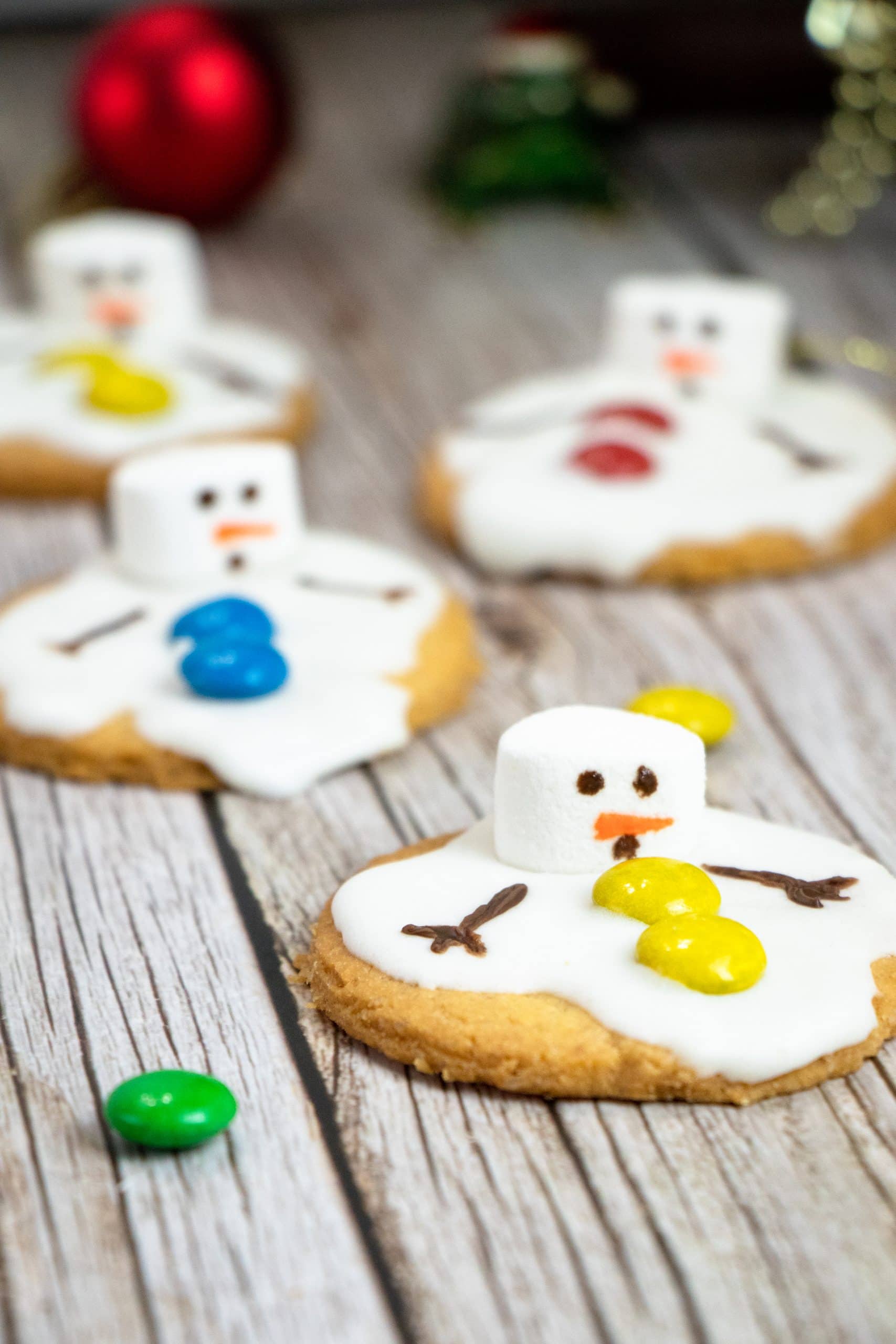 Melted Snowman Cookies melted snowman cookies on a wooden table