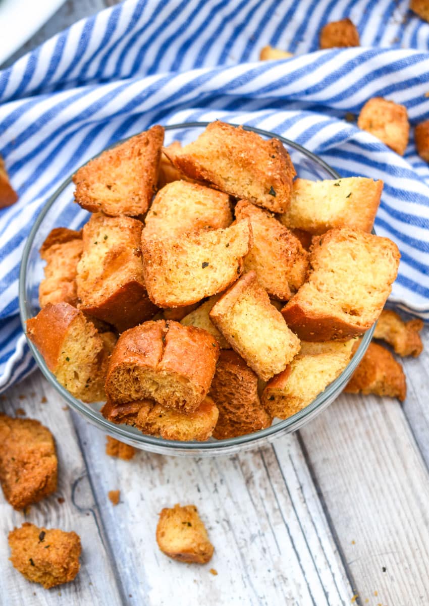 quick and easy air fryer croutons in a glass bowl