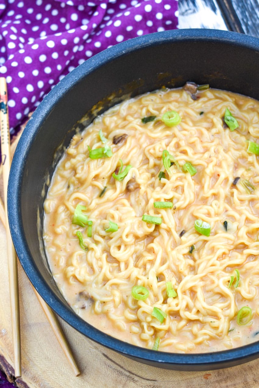 shaq ramen noodle recipe hack in a black skillet