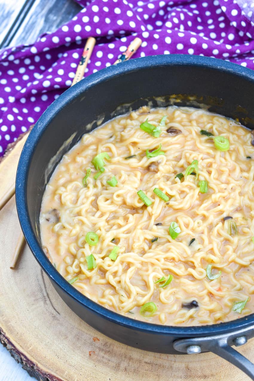 shaq ramen noodle recipe hack in a black skillet