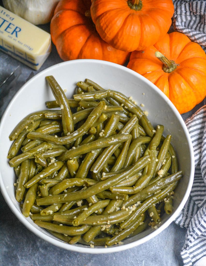 instant pot garlic green beans in a white serving bowl