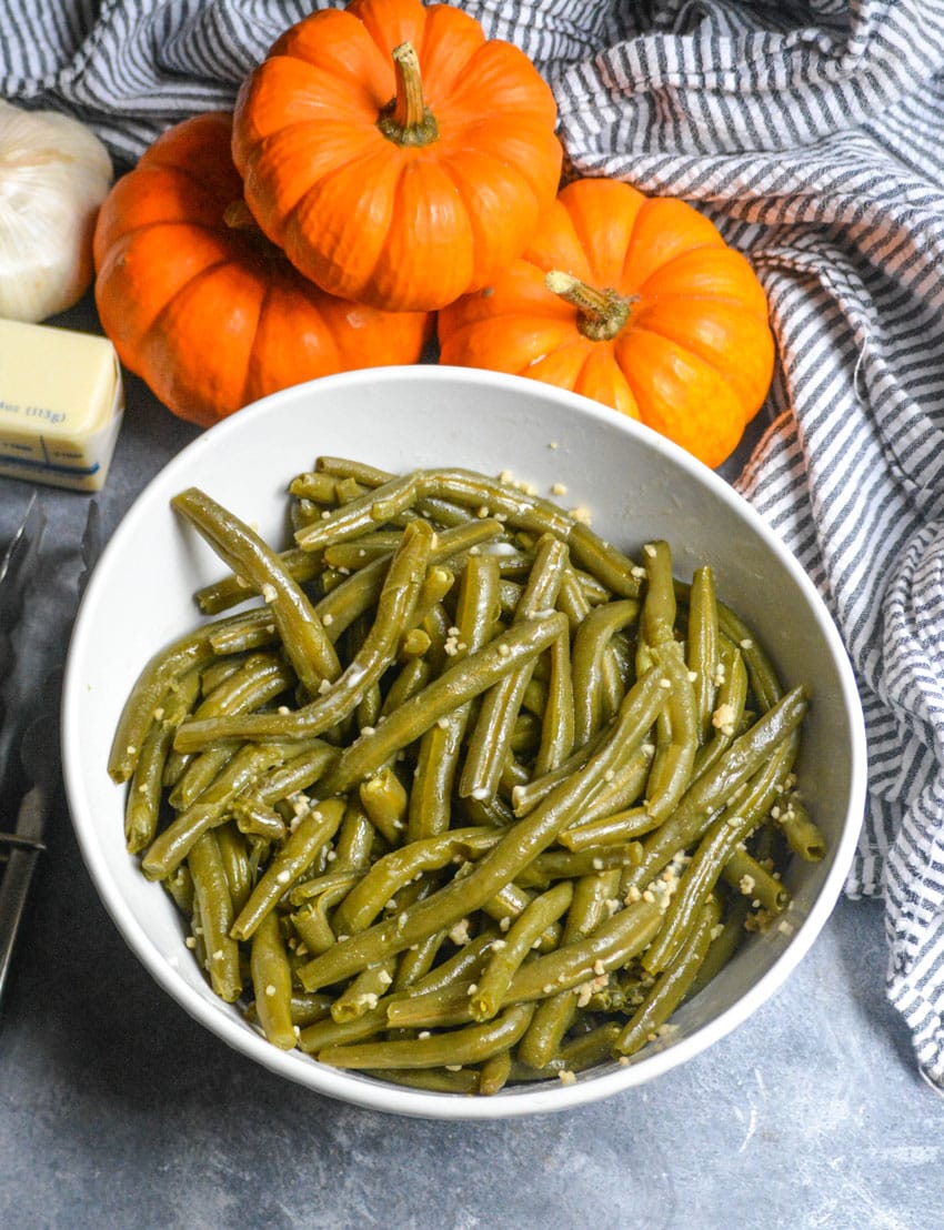 instant pot garlic green beans in a white serving bowl