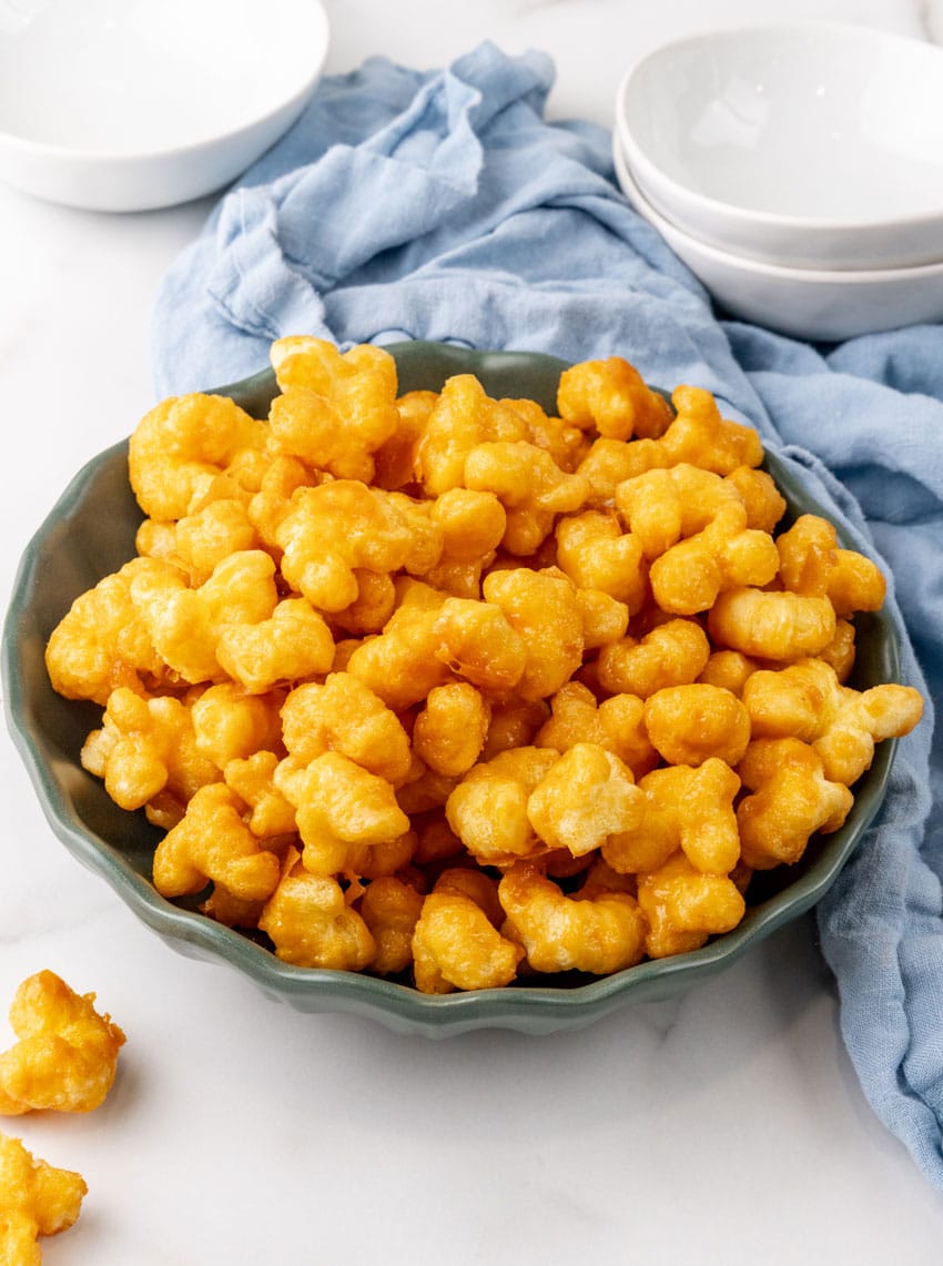 copycat bucee's beaver nuggets in a small green bowl