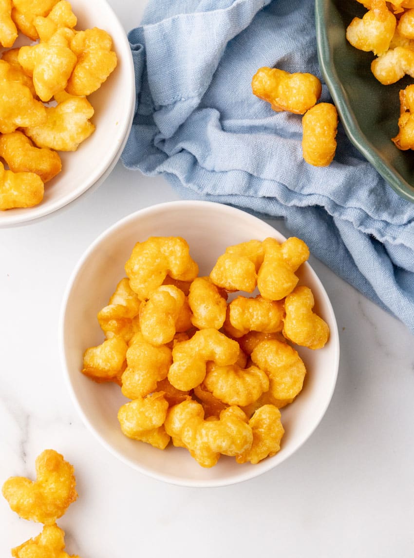 copycat bucee's beaver nuggets in a small white bowl
