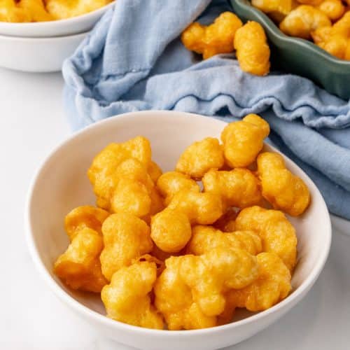 copycat bucee's beaver nuggets in a small white bowl