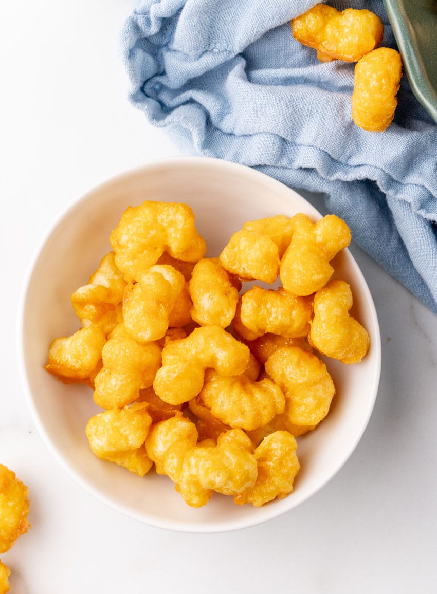 copycat bucee's beaver nuggets in a small white bowl