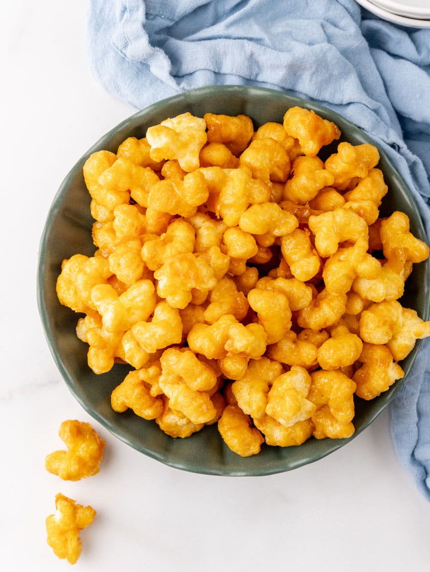 copycat bucee's beaver nuggets in a small green bowl